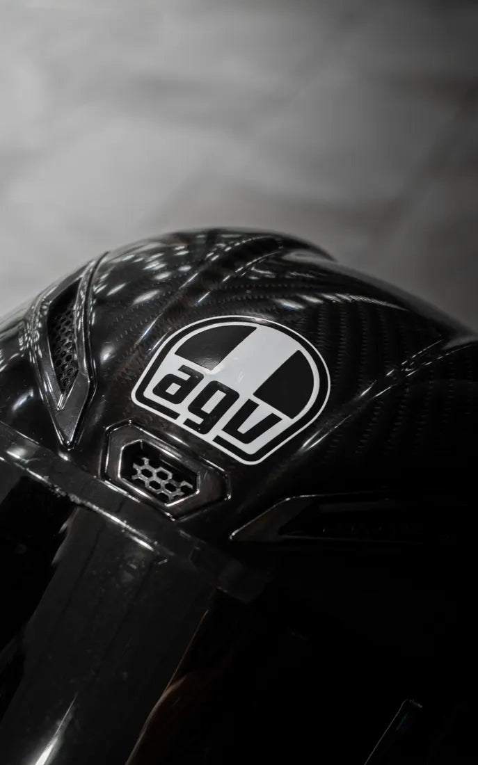 Sticker logo AGV complet couleur Noir sur un casque AGV carbone