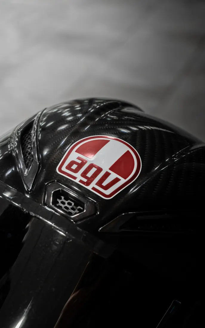 Sticker logo AGV complet couleur Rouge sur un casque AGV carbone