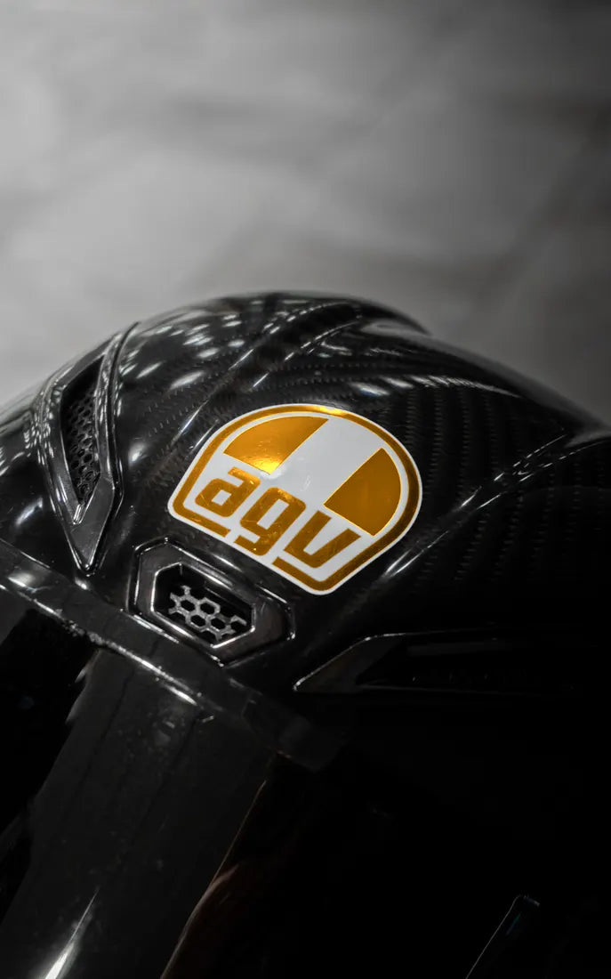 Sticker logo AGV complet couleur Orange sur un casque AGV carbone