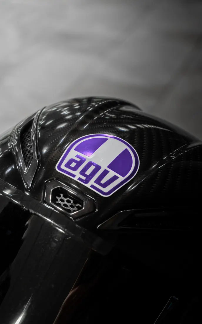 Sticker logo AGV complet couleur Violet sur un casque AGV carbone