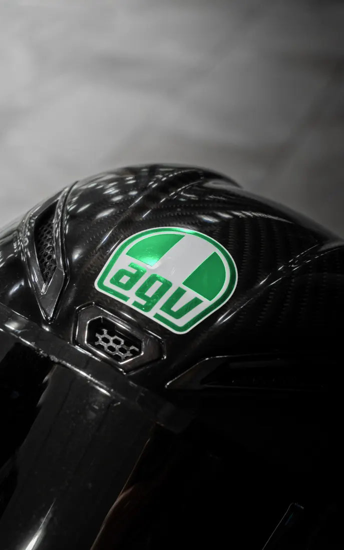 Sticker logo AGV complet couleur Vert sur un casque AGV carbone