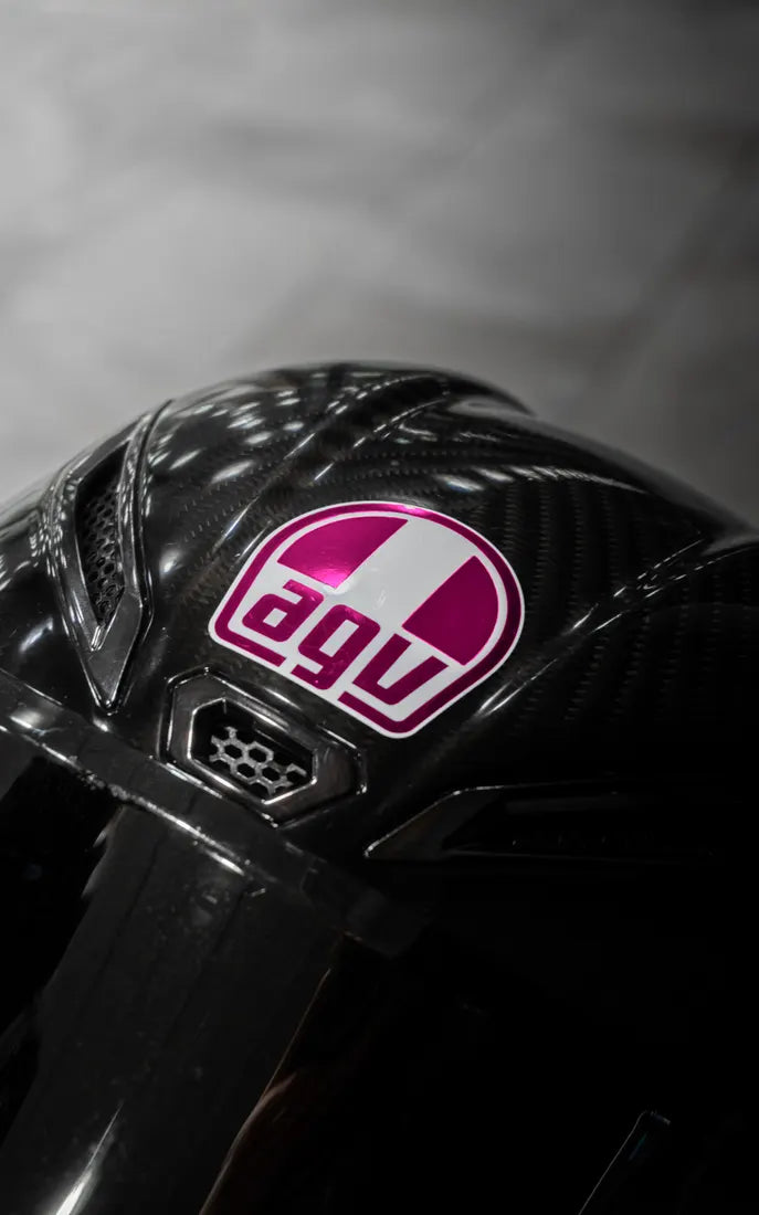 Sticker logo AGV complet couleur Rose fuchsia sur un casque AGV carbone