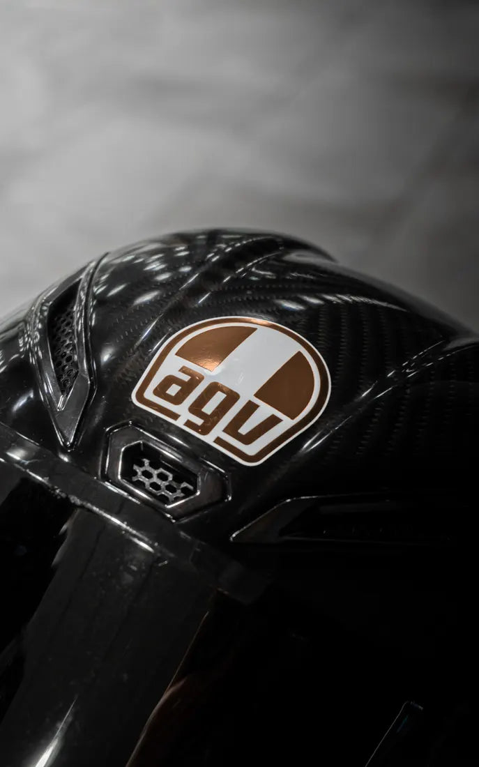 Sticker logo AGV complet couleur Brun sur un casque AGV carbone