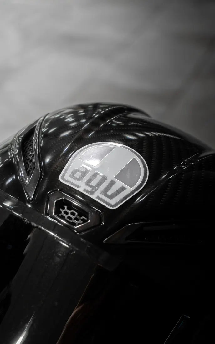 Sticker logo AGV complet couleur Réfléchissant sur un casque AGV carbone