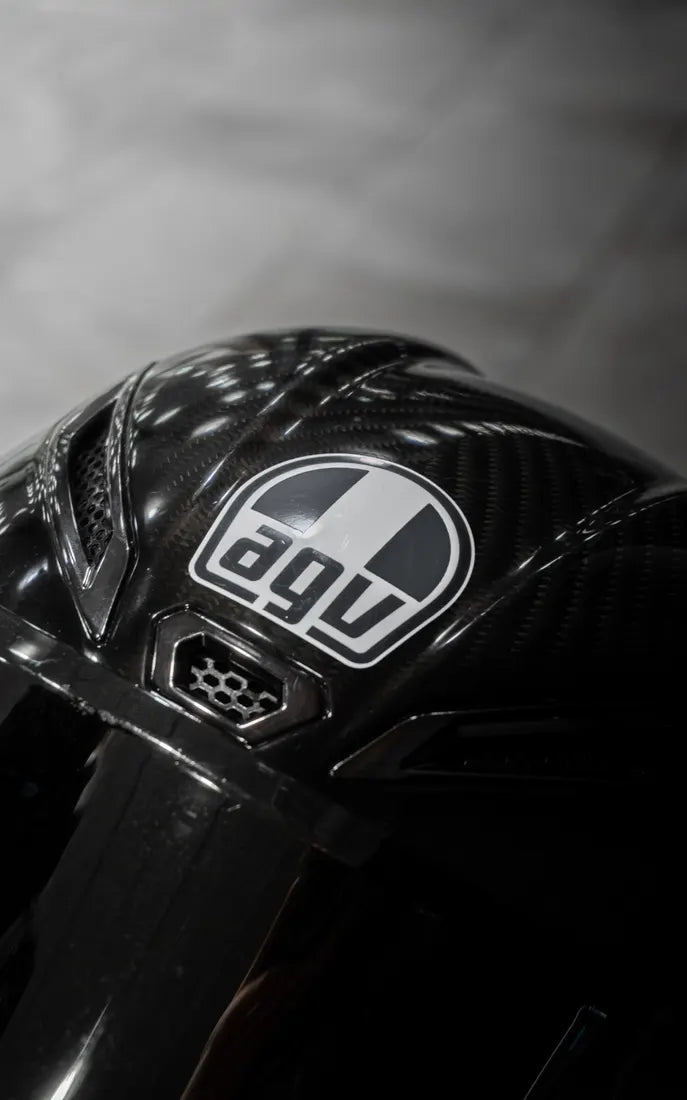 Sticker logo AGV complet couleur Gris anthracite sur un casque AGV carbone