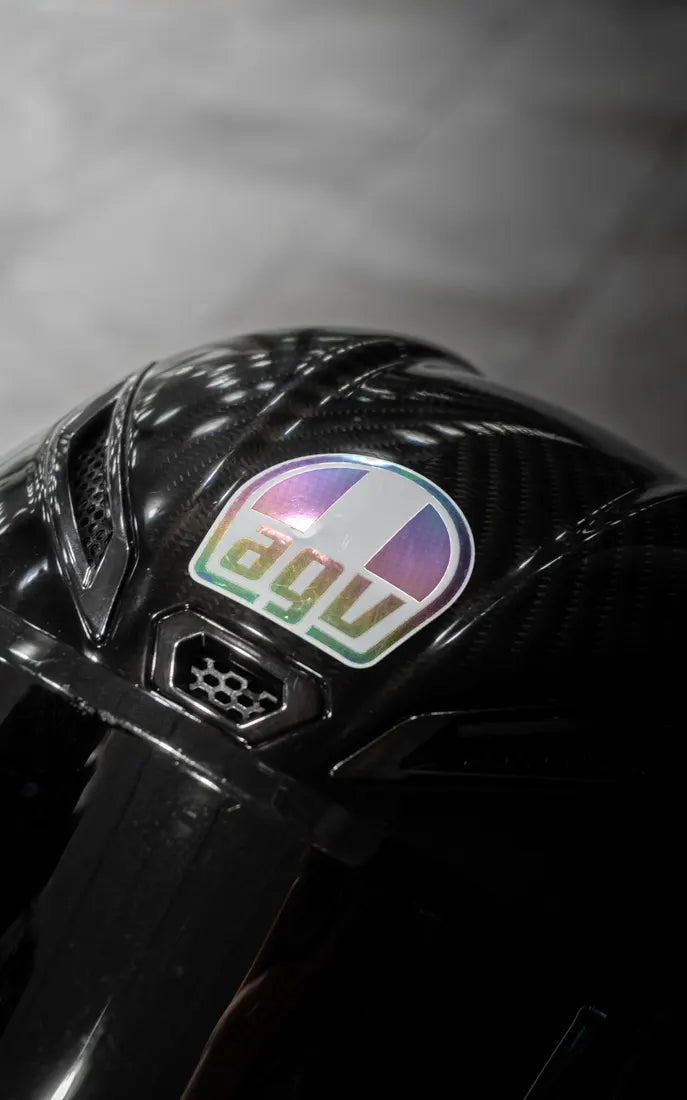 Sticker logo AGV complet couleur Holographique sur un casque AGV carbone