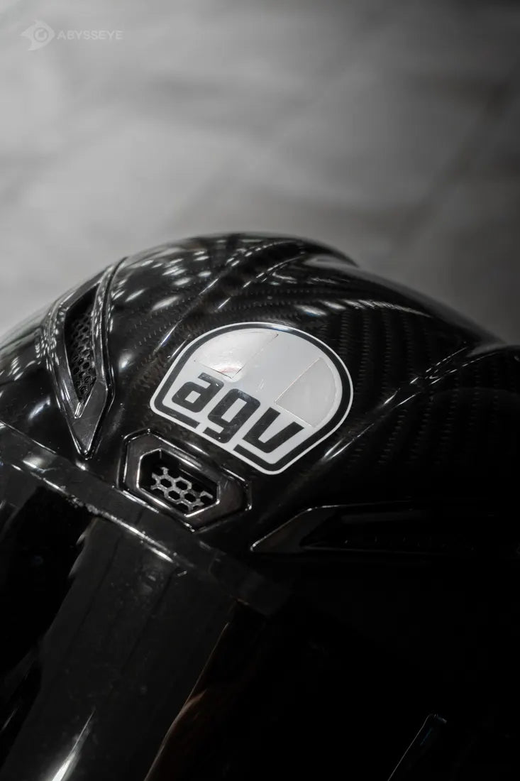 Sticker cover Italie AGV couleur Blanc sur le logo d'un casque AGV carbone