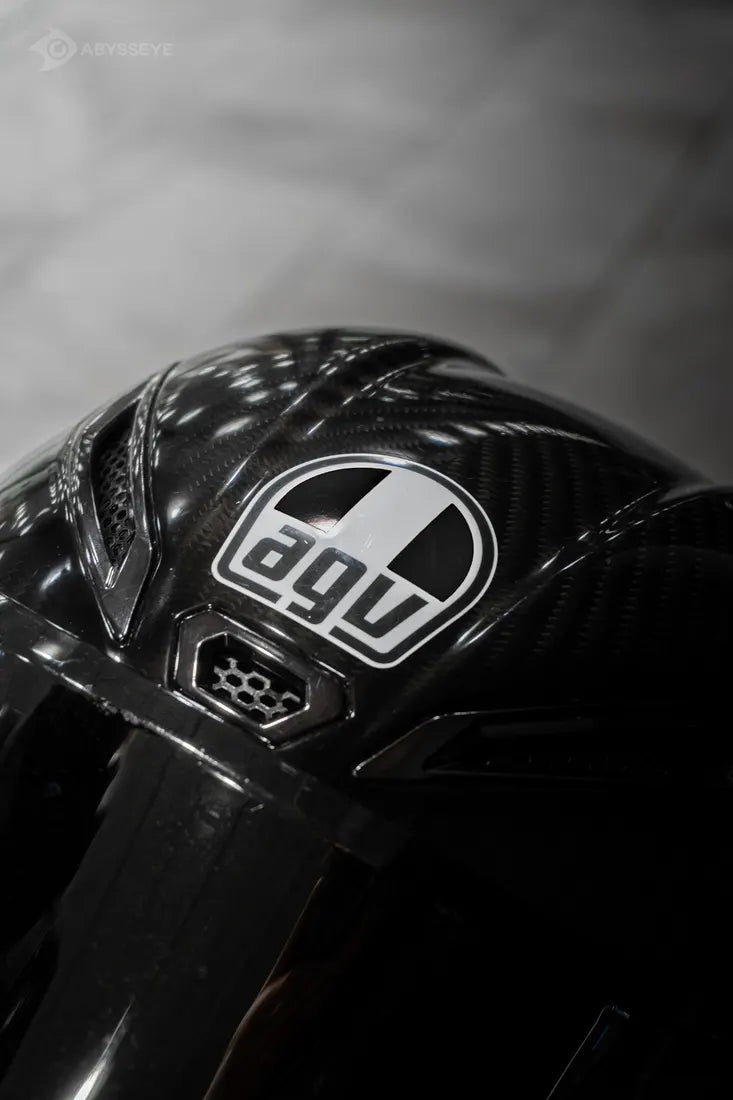 Sticker cover Italie AGV couleur Noir sur le logo d'un casque AGV carbone