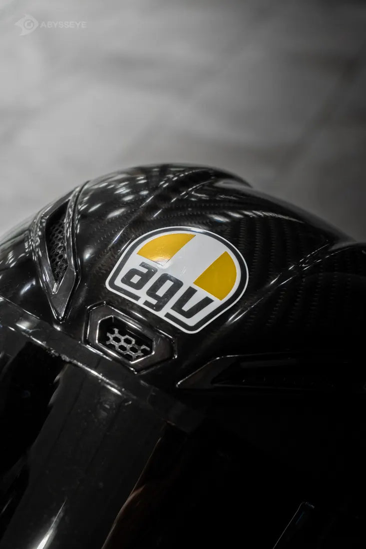 Sticker cover Italie AGV couleur Jaune sur le logo d'un casque AGV carbone