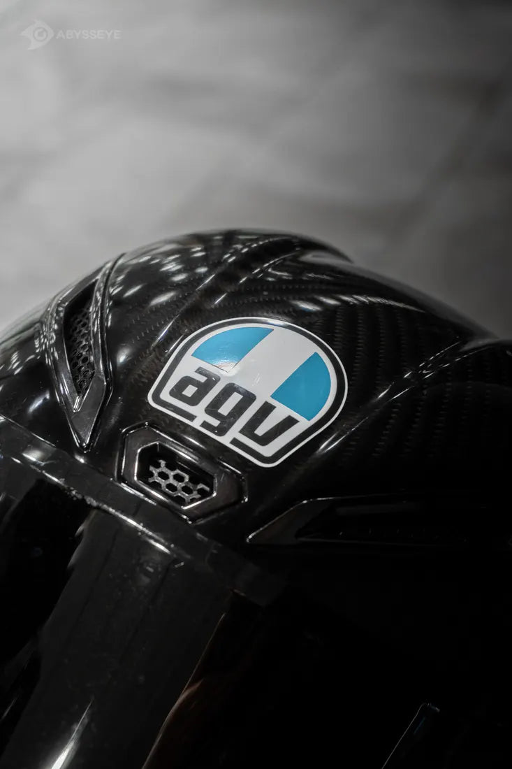 Sticker cover Italie AGV couleur Bleu clair sur le logo d'un casque AGV carbone