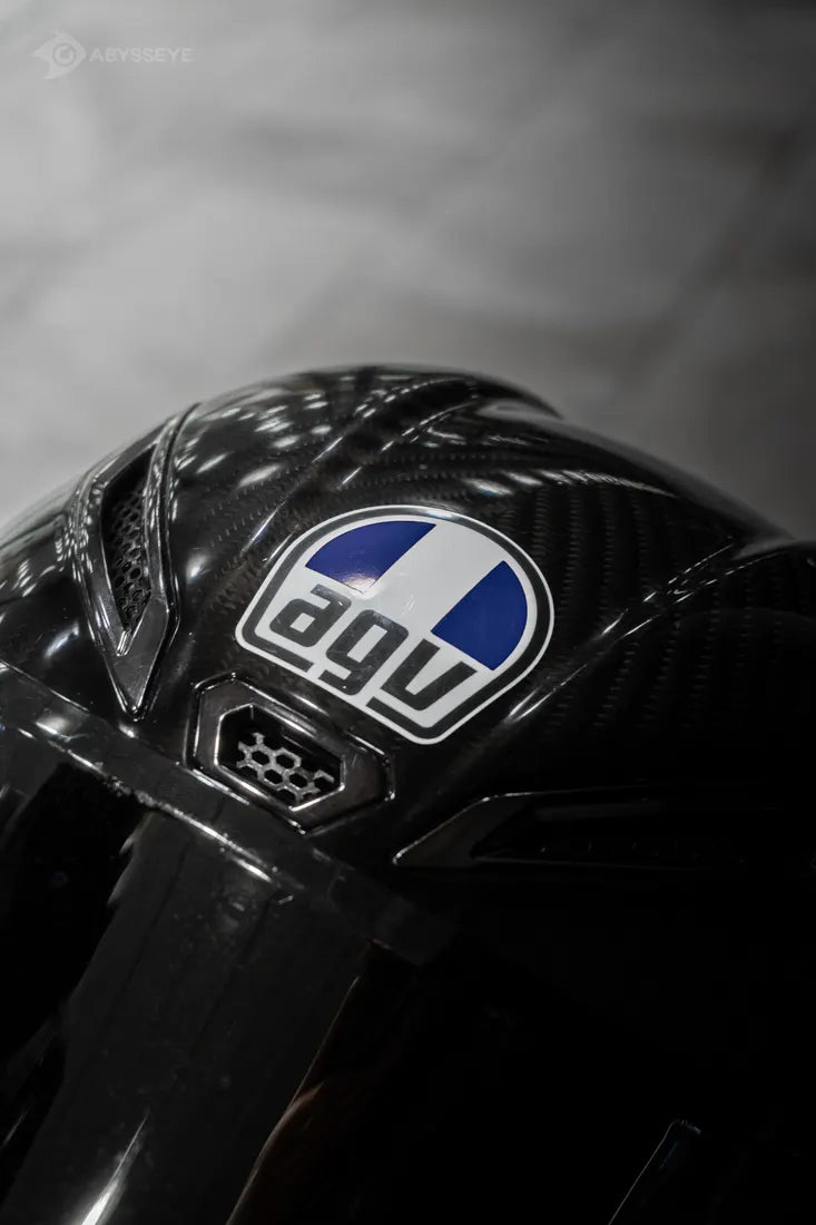 Sticker cover Italie AGV couleur Bleu foncé sur le logo d'un casque AGV carbone