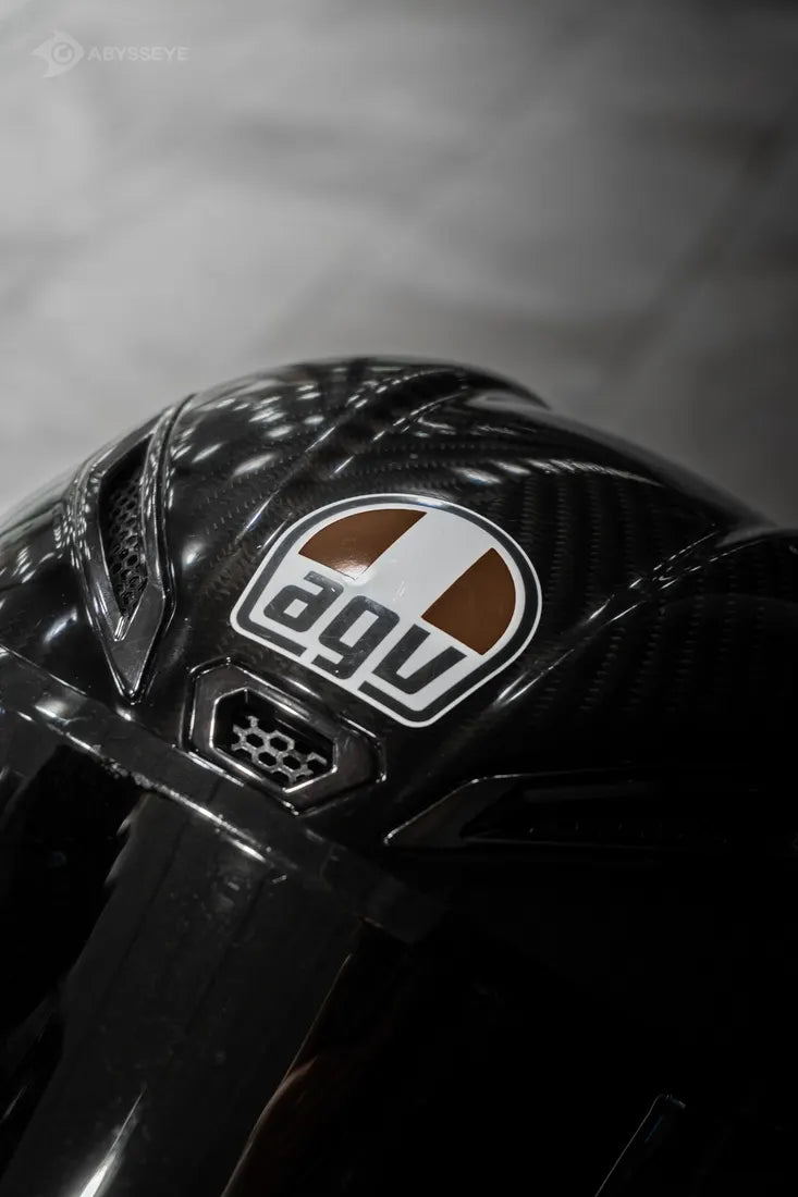 Sticker cover Italie AGV couleur Brun sur le logo d'un casque AGV carbone
