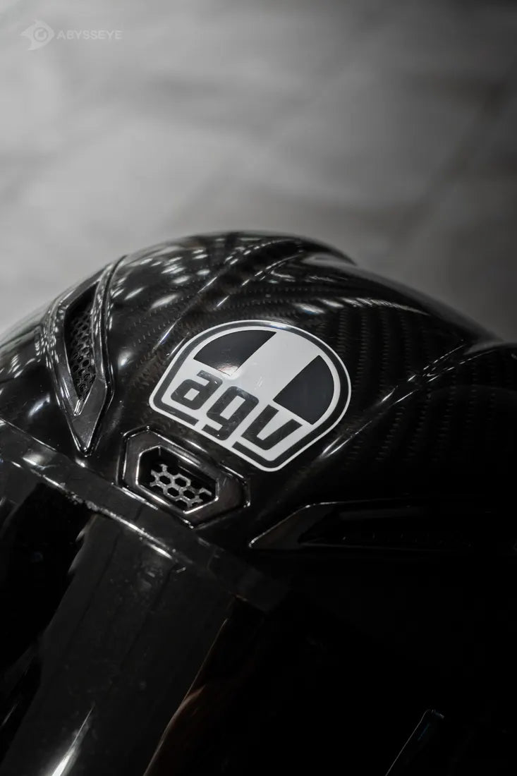 Sticker cover Italie AGV couleur Gris anthracite sur le logo d'un casque AGV carbone