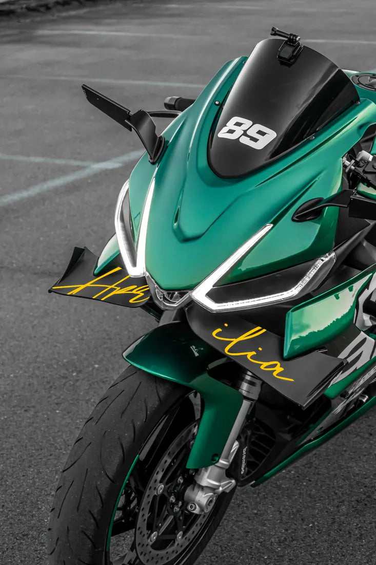 Aprilia verte avec sticker aprilia style Hamilton couleur Jaune sur la lame avant