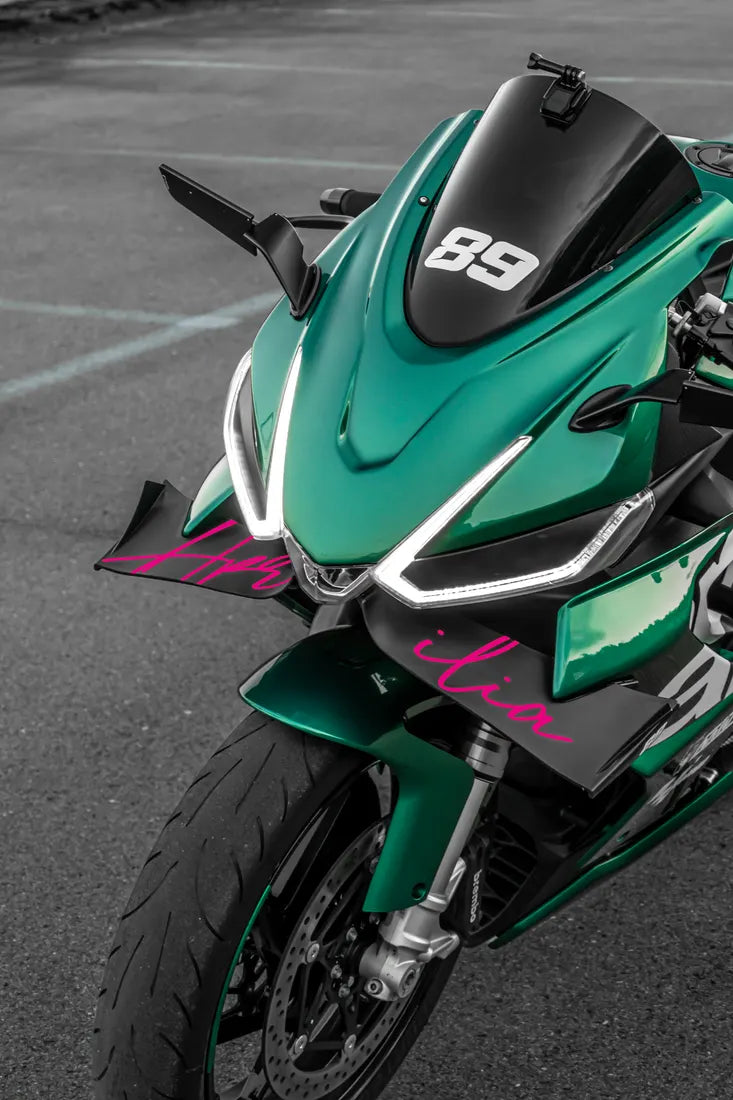 Aprilia verte avec sticker aprilia style Hamilton couleur Rose fuchsia sur la lame avant