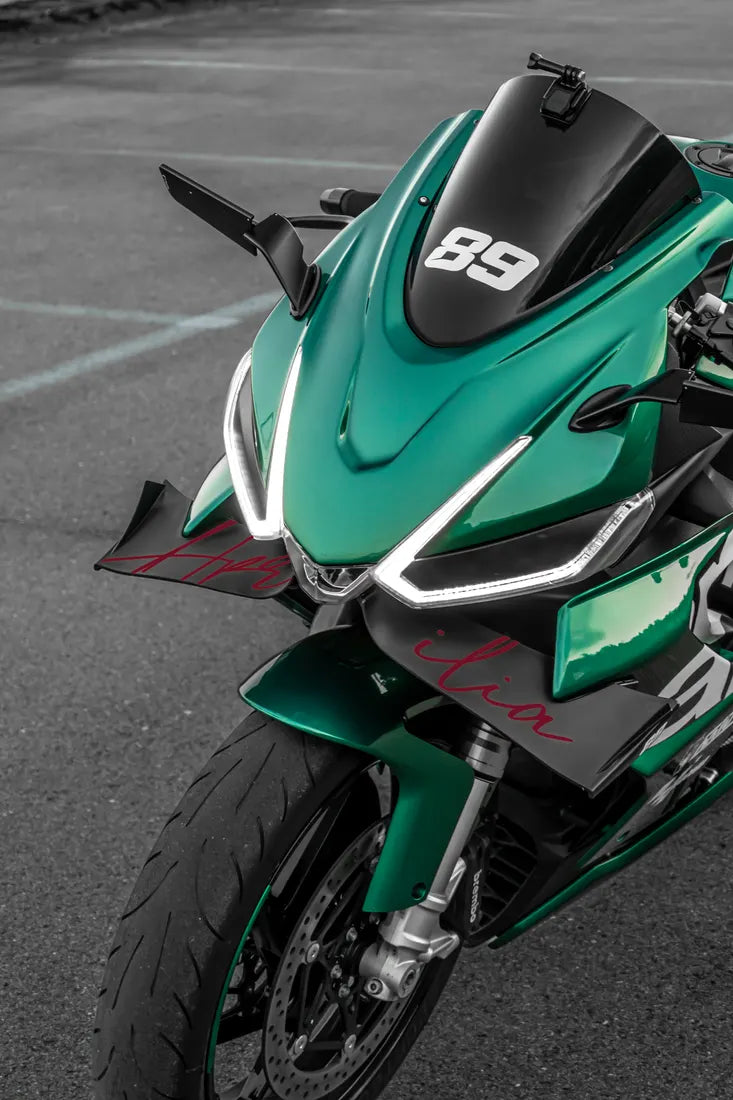 Aprilia verte avec sticker aprilia style Hamilton couleur Bordeaux sur la lame avant