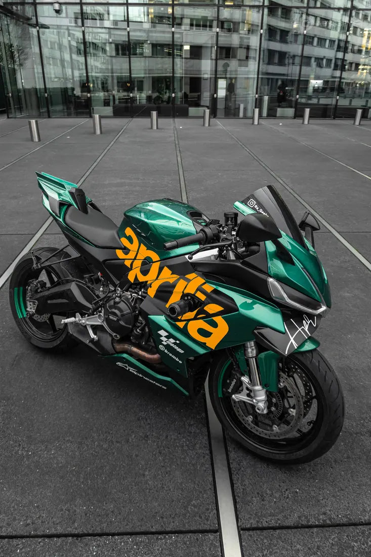 Aprilia RS660 verte avec stickers aprilia couleur Orange sur le carénage