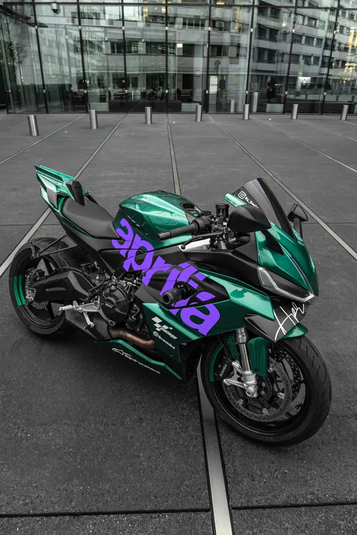 Aprilia RS660 verte avec stickers aprilia couleur Violet sur le carénage