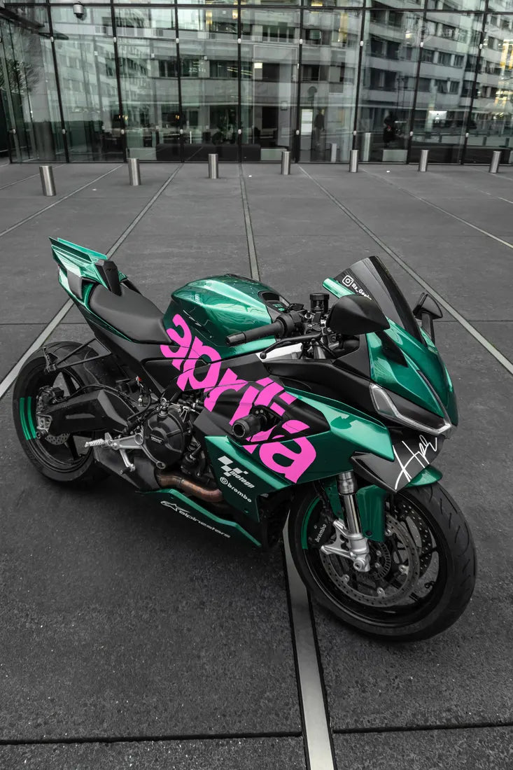 Aprilia RS660 verte avec stickers aprilia couleur Rose sur le carénage