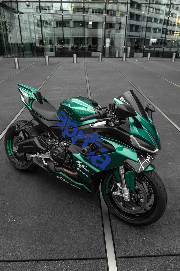 Aprilia RS660 verte avec stickers aprilia couleur Bleu foncé sur le carénage