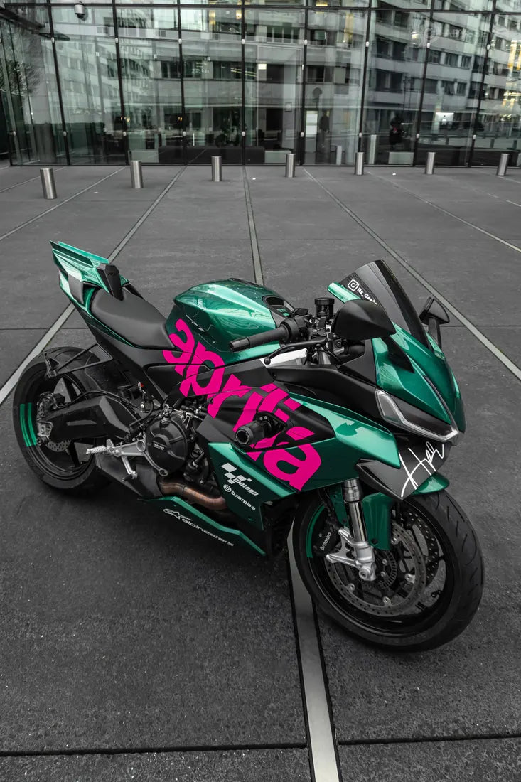 Aprilia RS660 verte avec stickers aprilia couleur Rose fuchsia sur le carénage