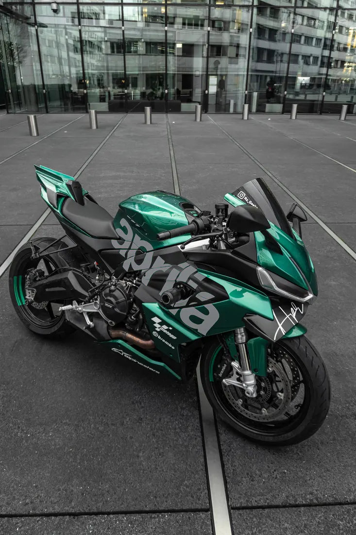 Aprilia RS660 verte avec stickers aprilia couleur Gris Nardo sur le carénage