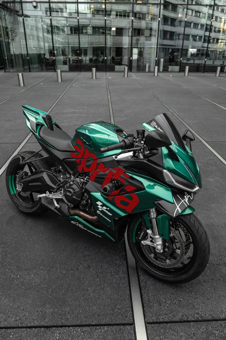 Aprilia RS660 verte avec stickers aprilia couleur Rouge sang sur le carénage