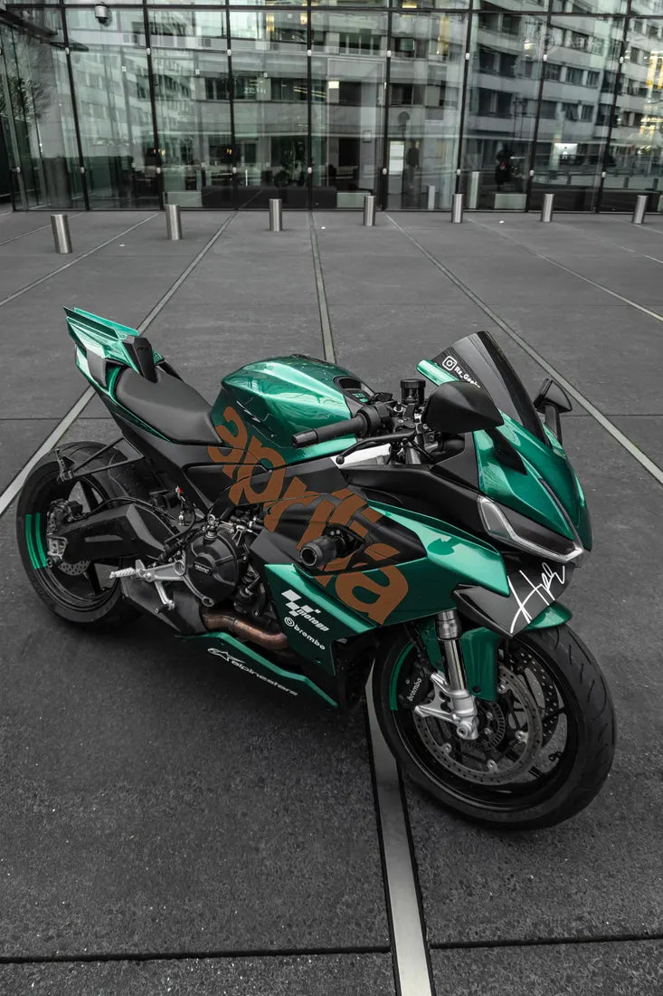 Aprilia RS660 verte avec stickers aprilia couleur Brun sur le carénage