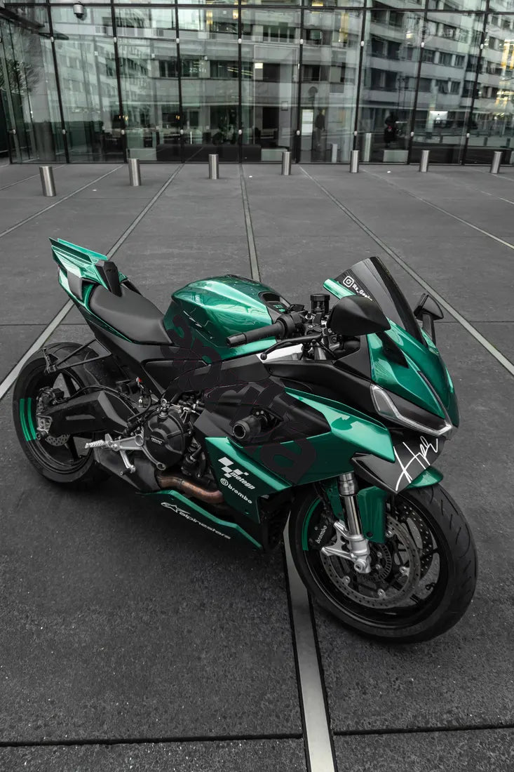 Aprilia RS660 verte avec stickers aprilia couleur Noir mat sur le carénage