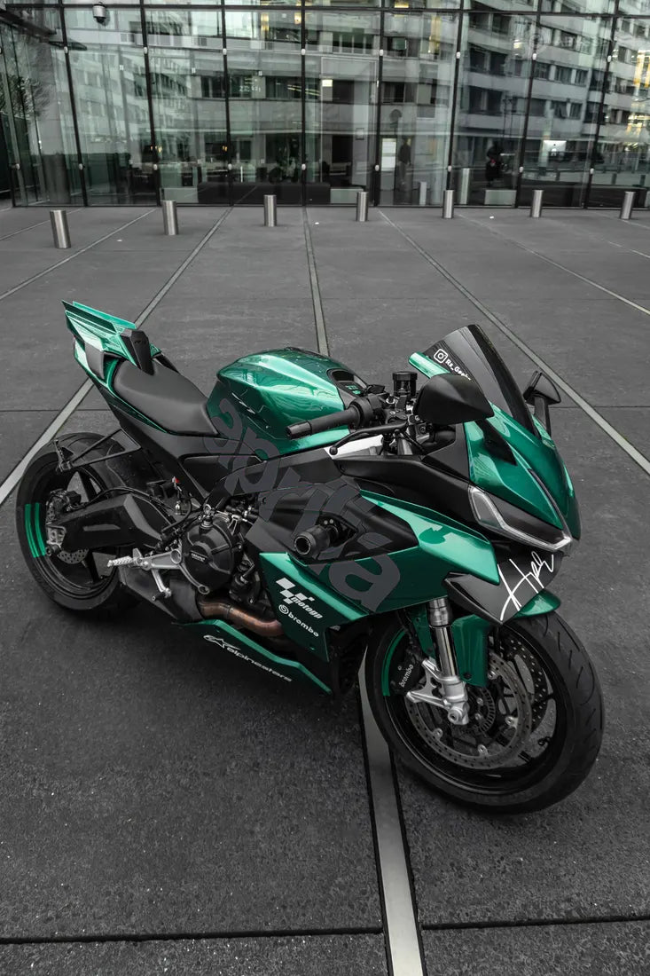 Aprilia RS660 verte avec stickers aprilia couleur Gris anthracite sur le carénage