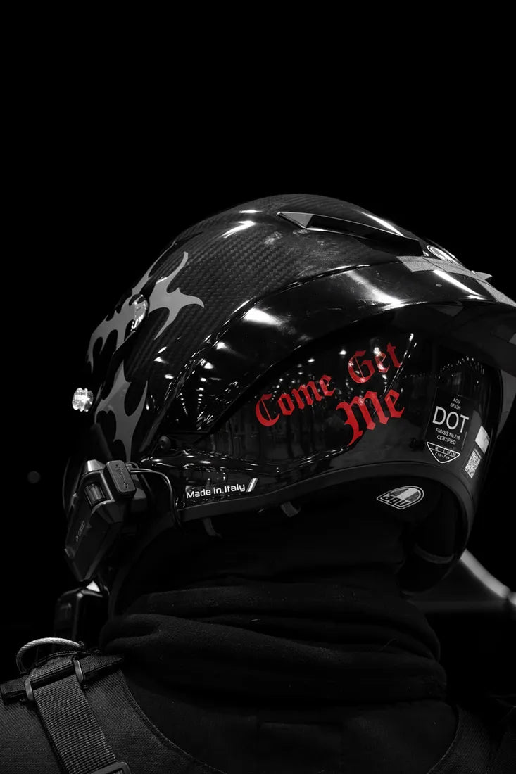 Casque carbone noir avec sticker Come Get Me couleur Rouge, édition Obsaners