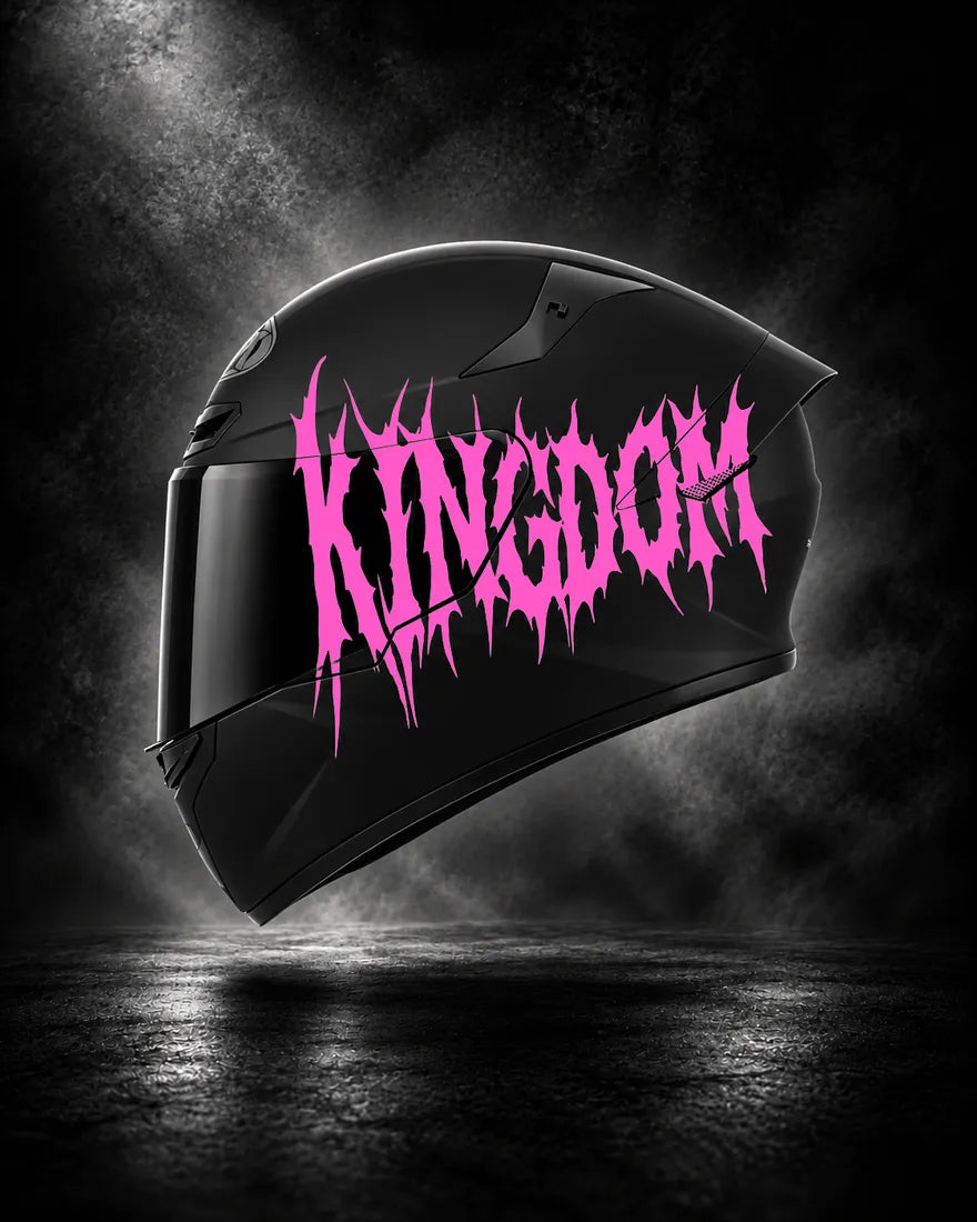 Casque noir avec lettrage KINGDOM rose, sticker casque style Death Metal
