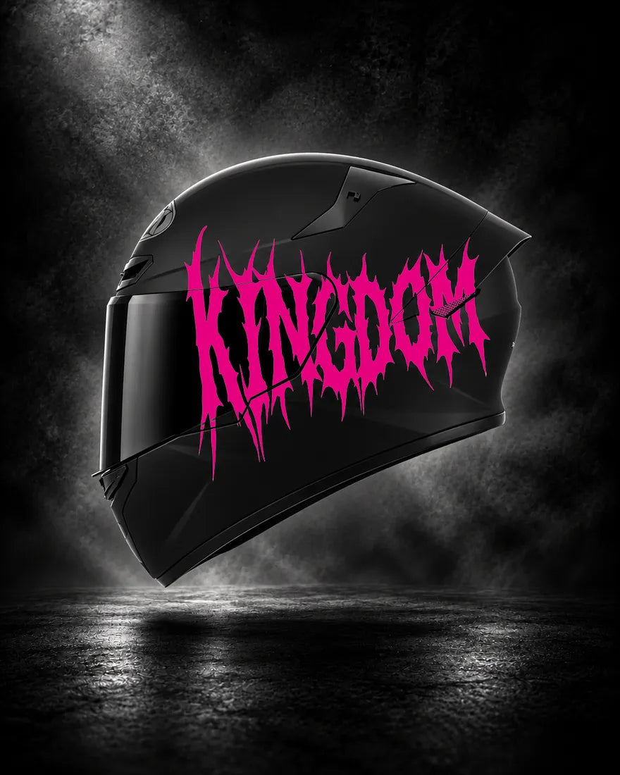 Casque noir avec lettrage KINGDOM rose fuchsia, sticker casque style Death Metal