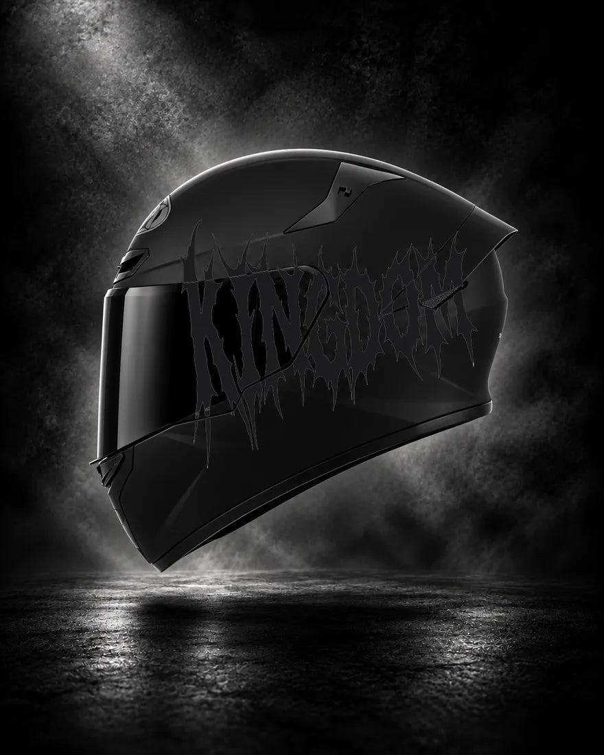Casque noir avec lettrage KINGDOM noir mat, sticker casque style Death Metal