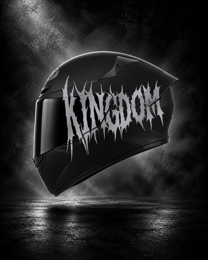 Casque noir avec lettrage KINGDOM gris métallisé, sticker casque style Death Metal