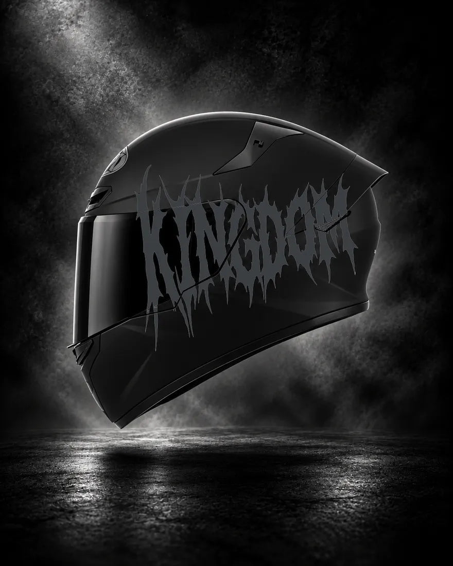 Casque noir avec lettrage KINGDOM gris anthracite, sticker casque style Death Metal