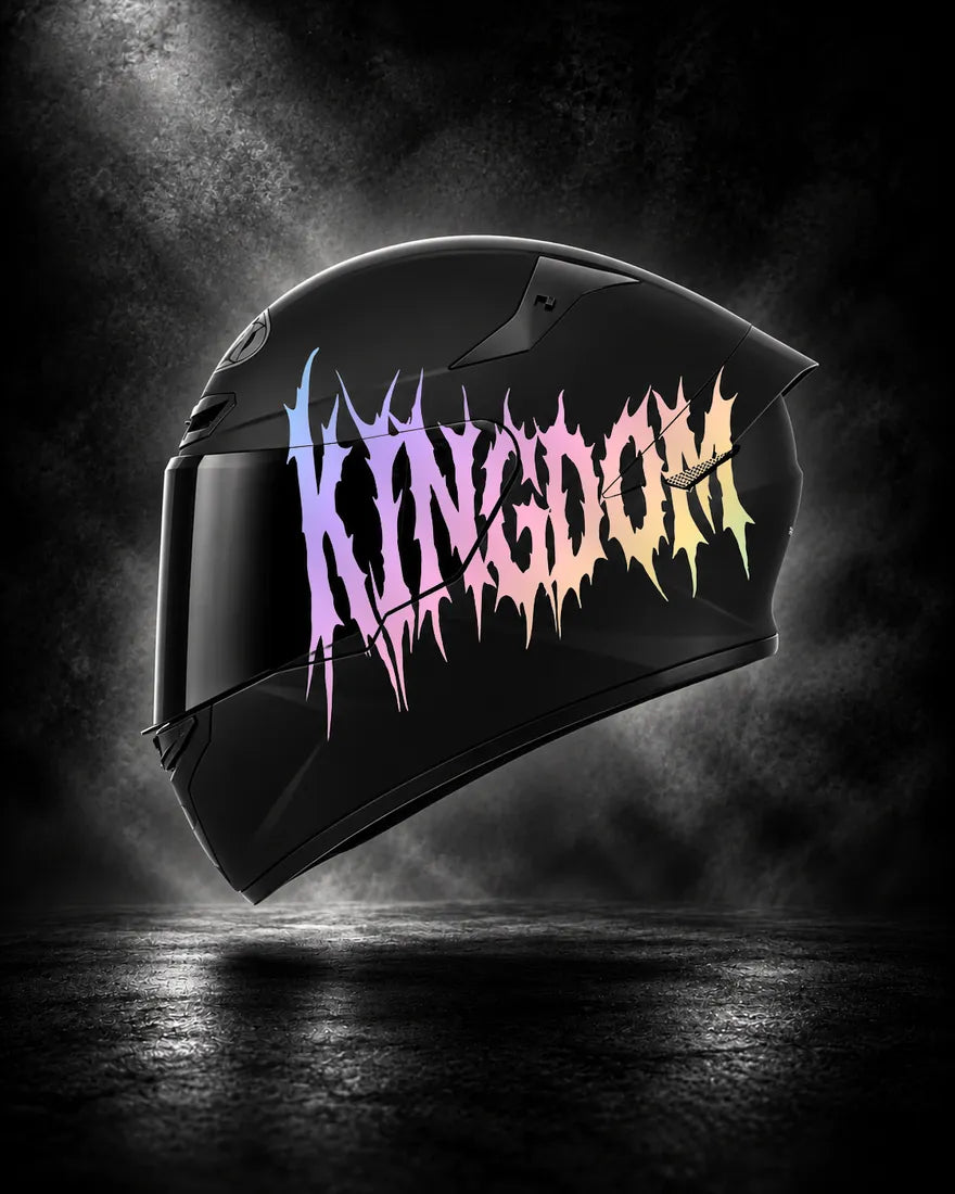 Casque noir avec lettrage KINGDOM holographique, sticker casque style Death Metal