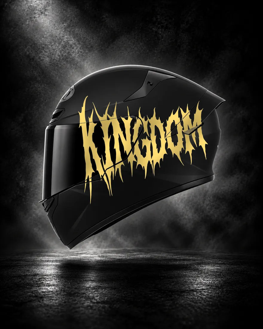Casque noir avec lettrage KINGDOM doré, sticker casque style Death Metal