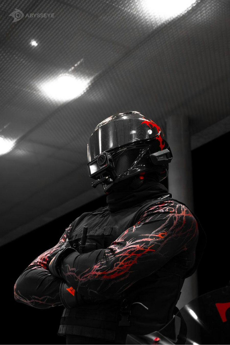 Motard en blouson à flammes rouges, casque carbone stické — réalisation Stick'it