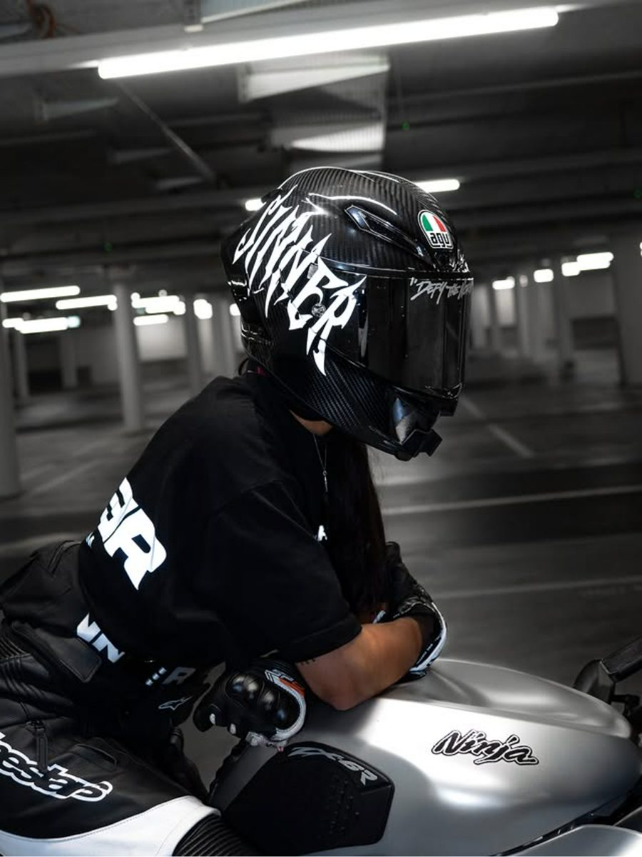 Casque carbone avec lettrage SINNER blanc — réalisation Stick'it
