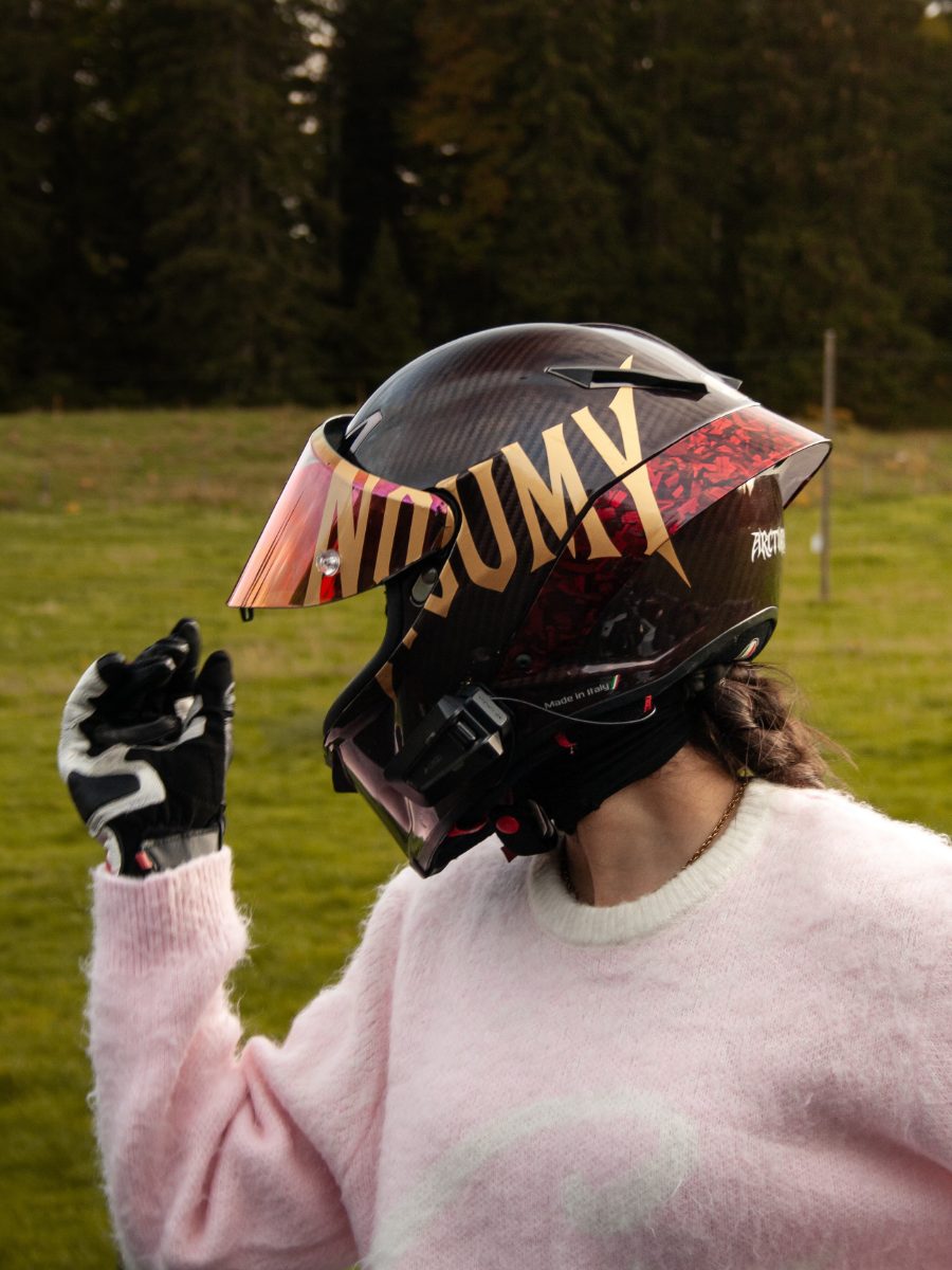 Casque avec grand lettrage doré et visière irisée — réalisation Stick'it