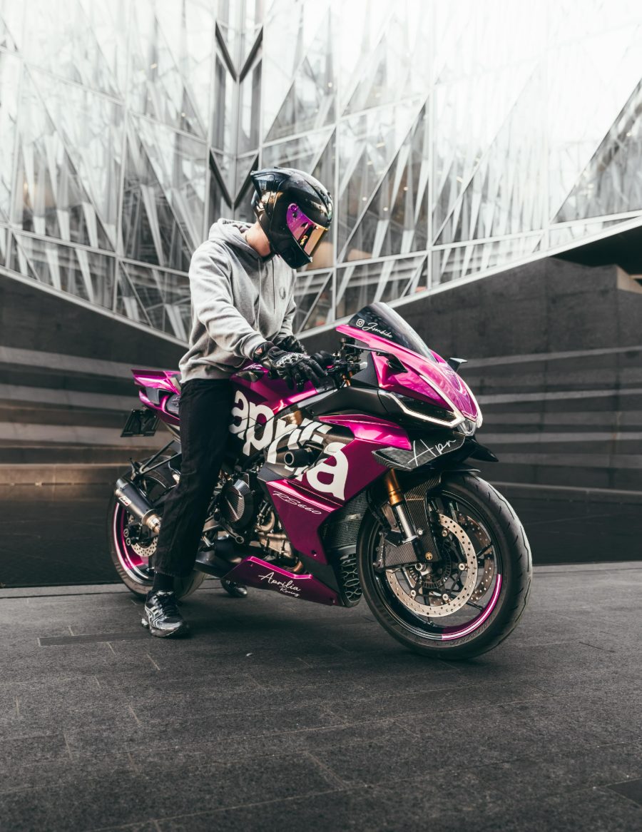Motard sur Aprilia RS660 rose stickée — réalisation Stick'it