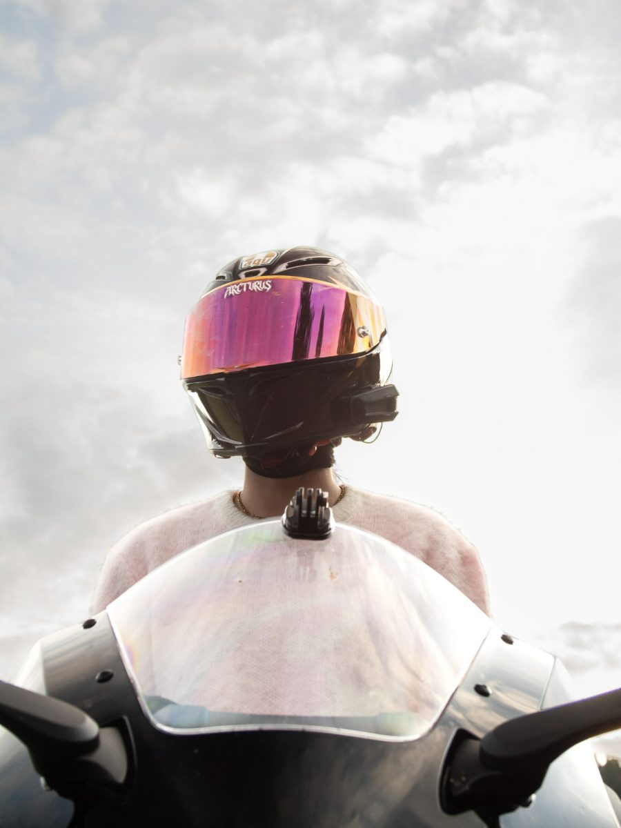 Casque à visière irisée rose — réalisation Stick'it