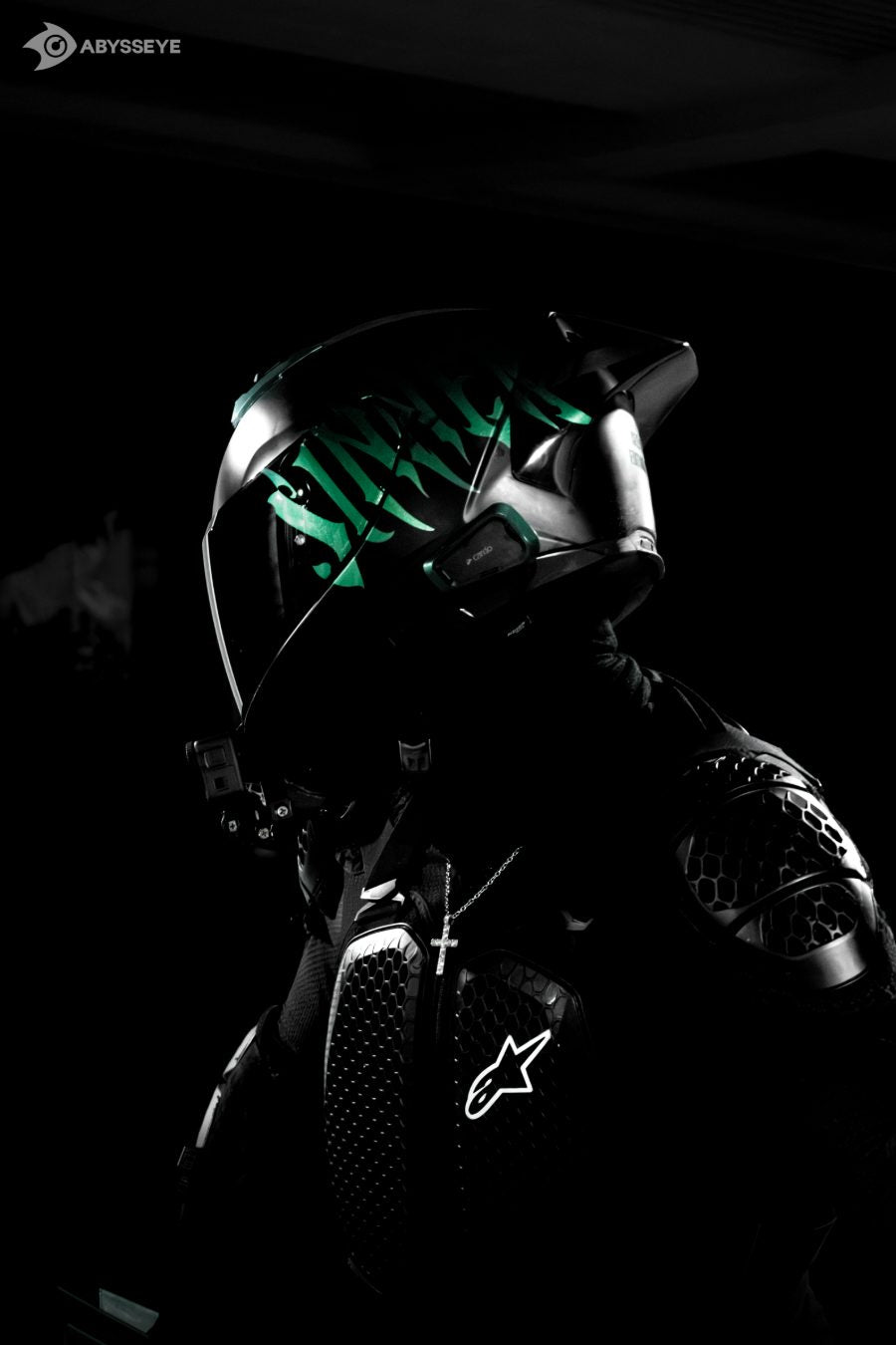Casque noir avec lettrage vert — réalisation Stick'it