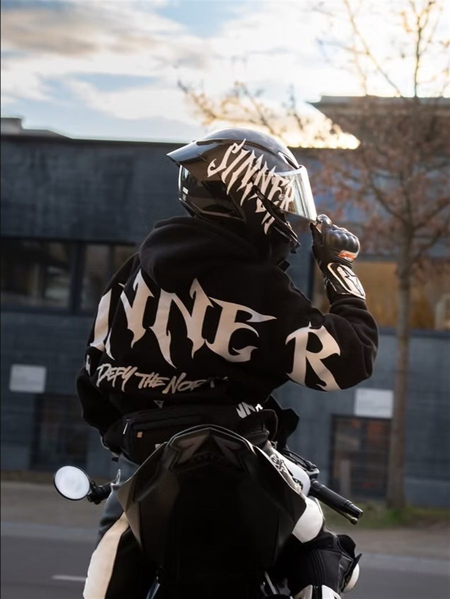 Motard en sweat SINNER, casque stické au coucher du soleil