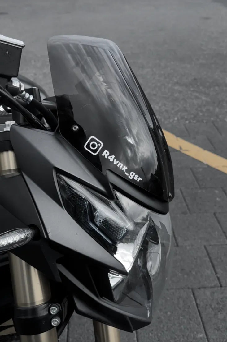 Sticker Instagram avec pseudo couleur Blanc sur la bulle d'une moto