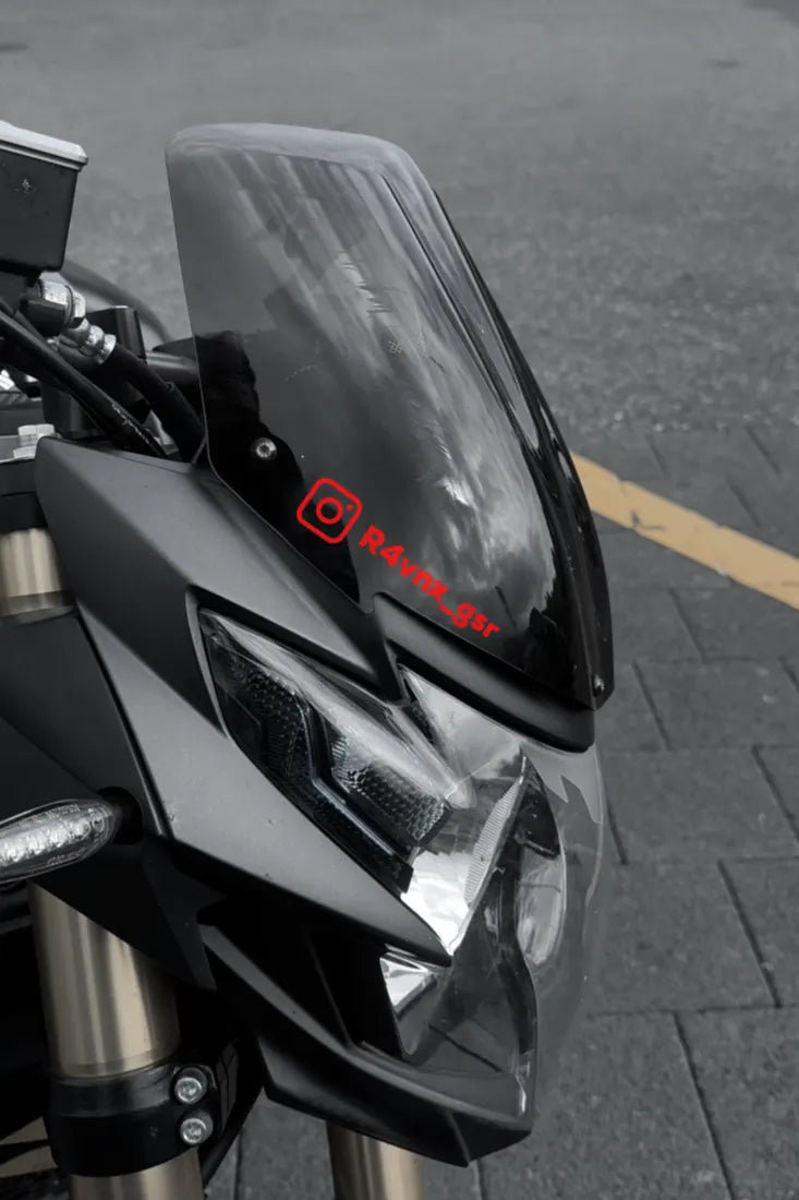 Sticker Instagram avec pseudo couleur Rouge sur la bulle d'une moto