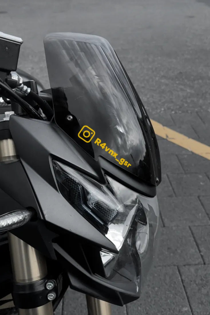 Sticker Instagram avec pseudo couleur Jaune sur la bulle d'une moto