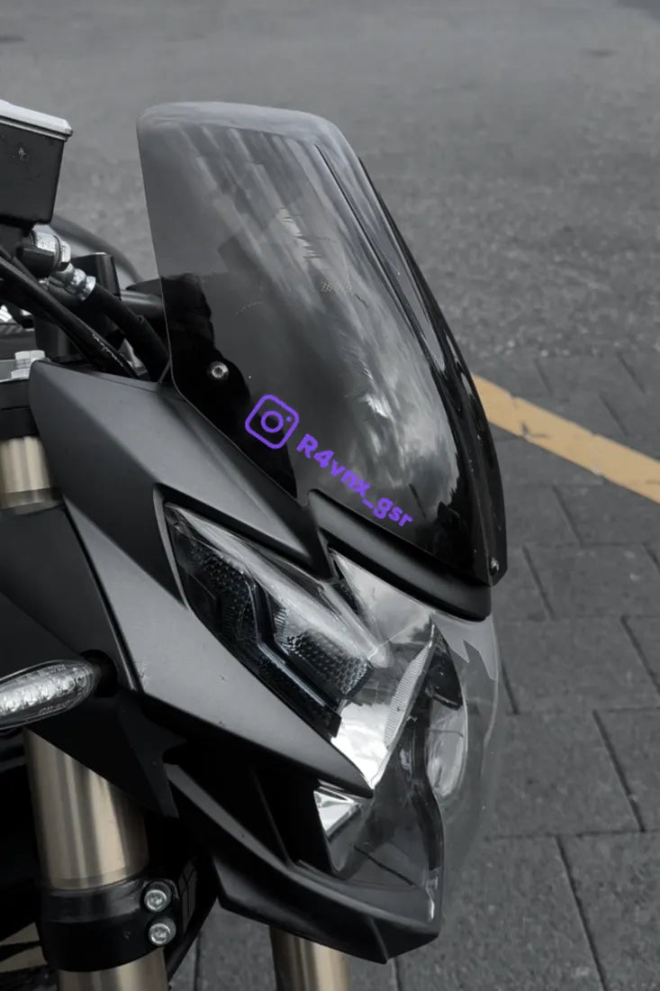 Sticker Instagram avec pseudo couleur Violet sur la bulle d'une moto