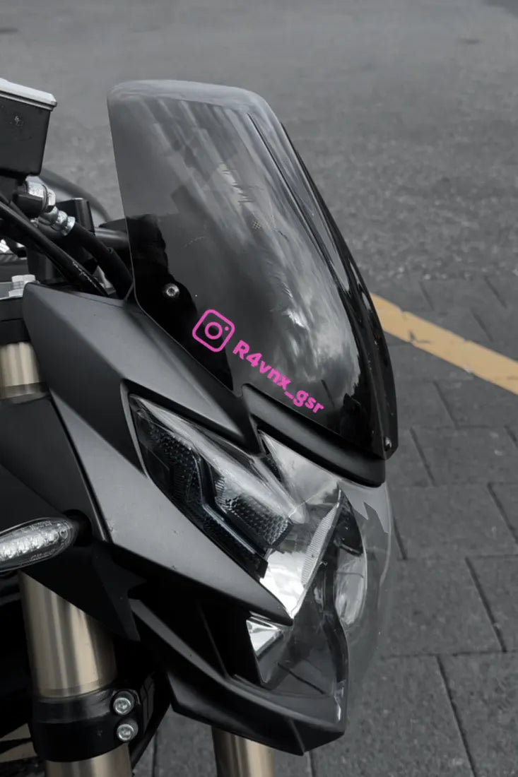 Sticker Instagram avec pseudo couleur Rose sur la bulle d'une moto